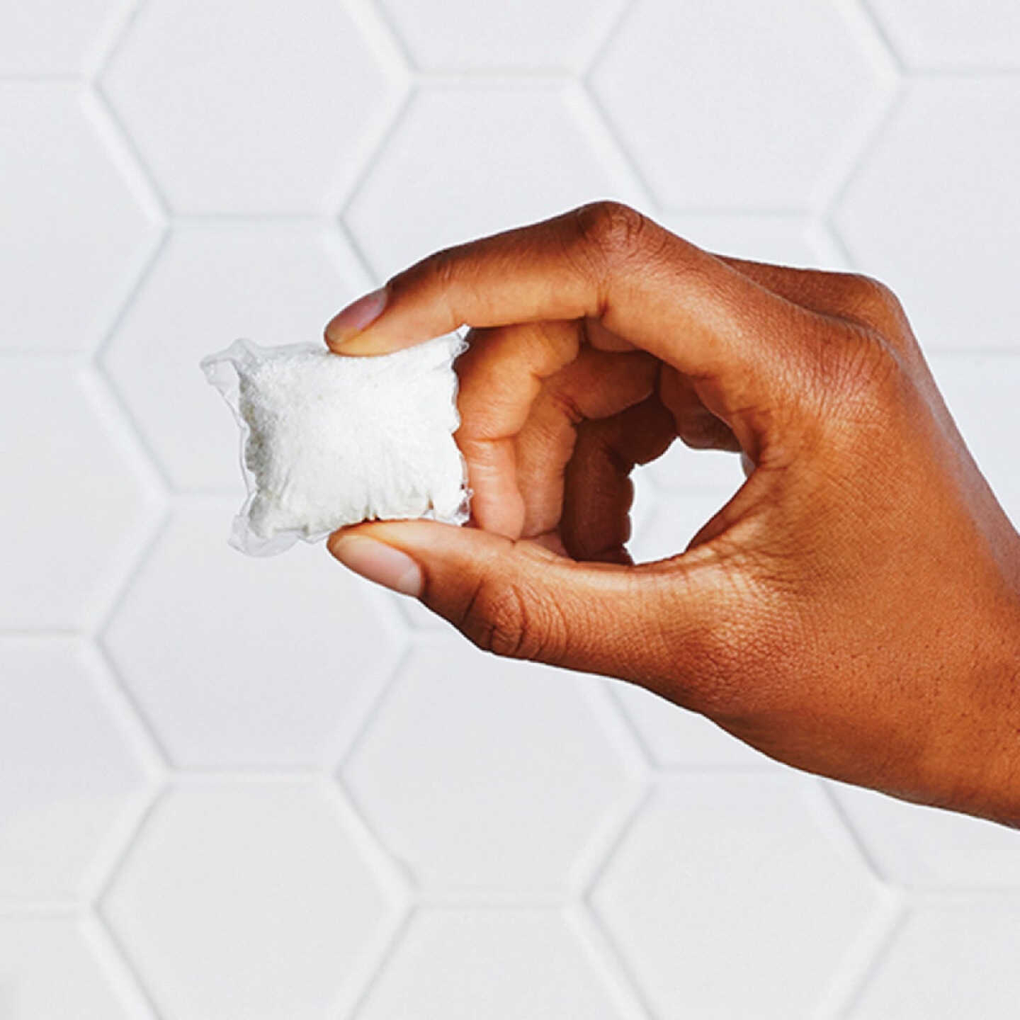 hand holding method dishwasher tablet 